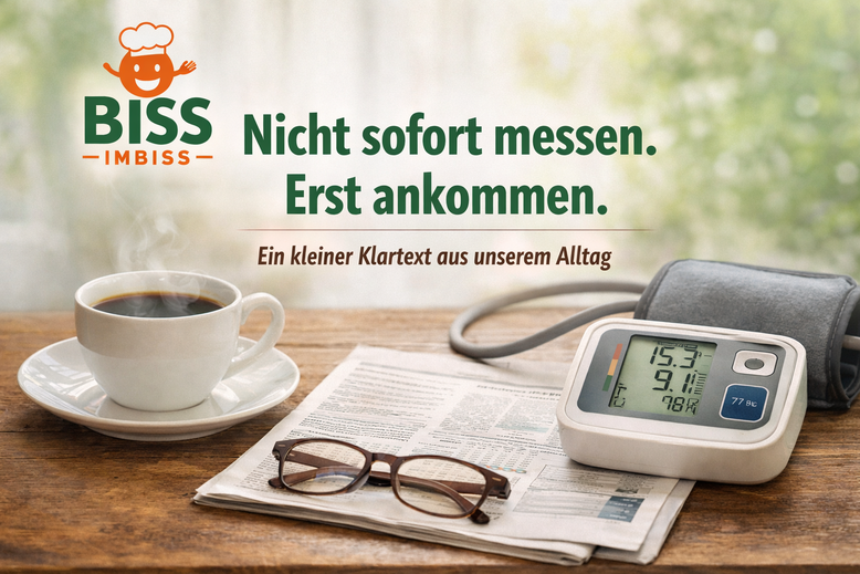 Tasse Kaffee auf einem Tisch neben einem Blutdruckmessgerät und einer Zeitung – dazu der Text „Nicht sofort messen. Erst ankommen.“ als Symbol für einen ruhigen Start in den Tag.