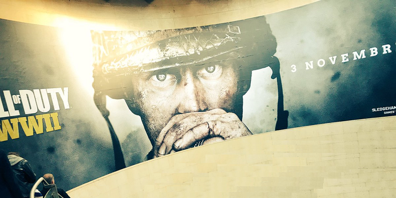 Der offizielle Release-Termin zu Call of Duty WW2 wird auf der Plakatwand gezeigt. Bilderquelle: Maxime Chao/Twitter