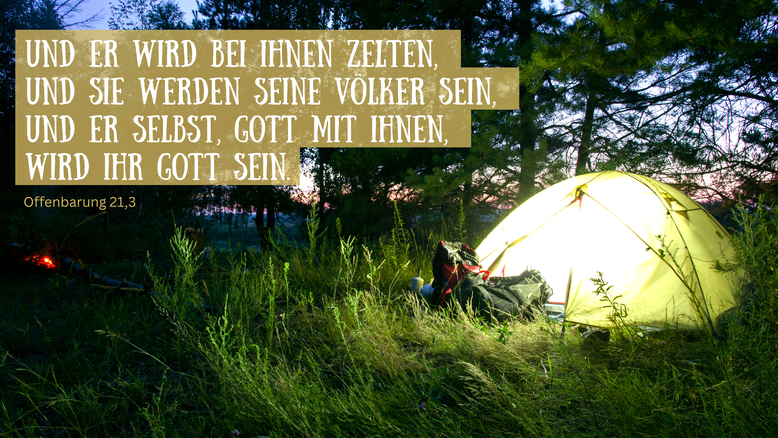 Ein leuchtendes Zelt in der Nacht. Dazu ein Bibeltext: "Und er wird bei ihnen zelten, und sie werden seine Völker sein, und er selbst, Gott mit ihnen, wird ihr Gott sein." Offb 21,3
