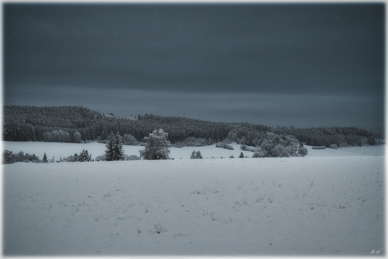 Tiefe blau-graue Farben am Himmel