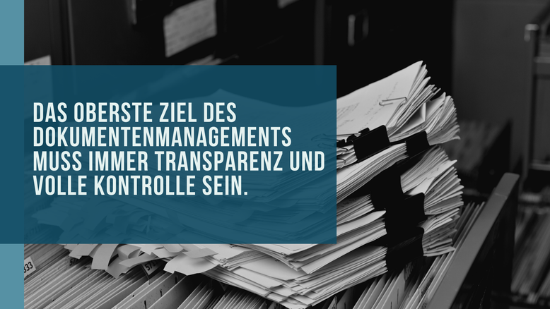 Bild von Akten das von Text überblendet wird: Das oberste Ziel des Dokumentenmanagements muss immer Transparenz und volle Kontrolle sein.