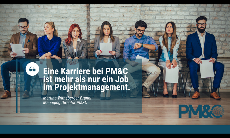 Personen die auf Sesseln sitzen und auf ein Vorstellungsgespräch warten. Der Text wird überblendet vom PM&C Logo sowie dem Text: Eine Karriere bei PM&C ist mehr als nur ein Job im Projektmanagement (Zitat von Werner Wirnsberger-Brandl - Managing Director)