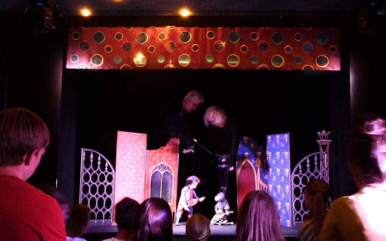 Pendel marionette theatre