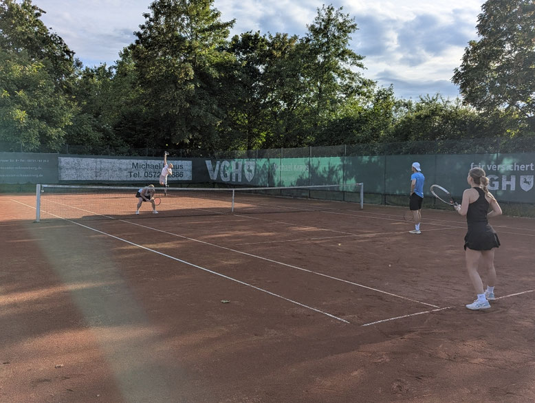 In spannenden Partien unterlag unser Team knapp mit 1:2! Dabei konnte den Zuschauern mitunter sehr sehenswertes Tennis geboten werden - eine trotz der Niederlage starke Leistung! Nur der TVB🧡!