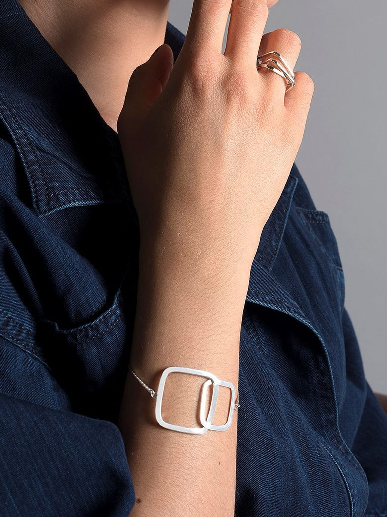 bras de femme portant un bracelet Q06 et une bague Q02 en argent recyclé de la collection Quadra
