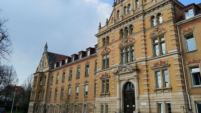 Psychiatrie Universität Tübingen. Fotograf: Ikar.us. Veröffentlicht über Wikimedia Commons. Lizenz: Creative Commons Namensnennung 3.0 Deutschland (CC BY 3.0 DE), URL: https://commons.wikimedia.org/wiki/File:Psychiatrie_Universit%C (Im Format angepasst).