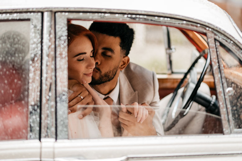 bruidspaar in de wagen-huwelijksreportage-fotoshoot-byFotografils-Ilse Wagemakers-fotograafEssen