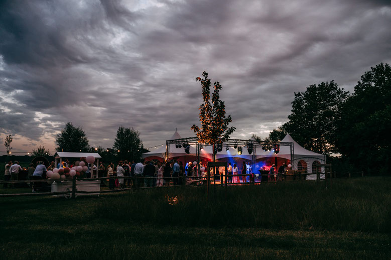 feestlocatie-sfeerbeeld-huwelijk-wolkenlucht-fotoreportage-door Fotografils, Ilse Wagemakers- fotograaf te Essen