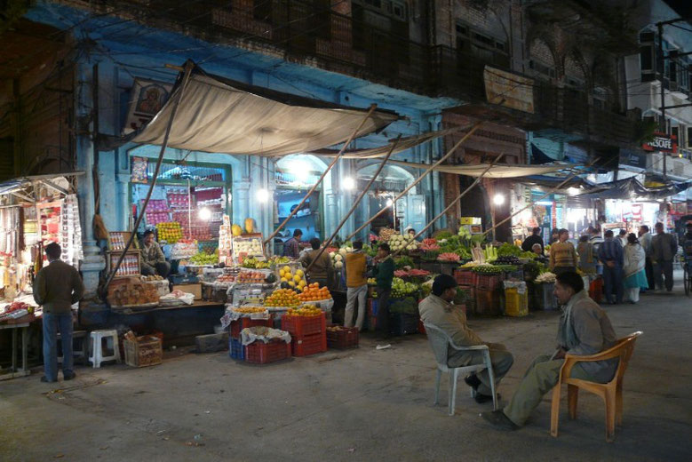 La police cherche qui a volé l'orange du marchand, à Haridwar