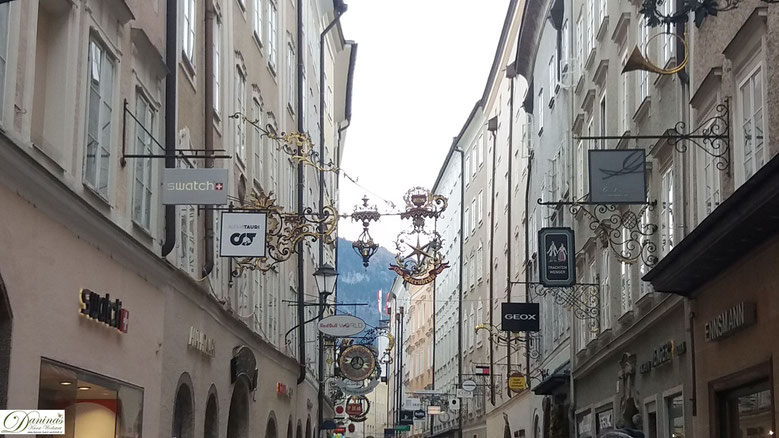Getreidegasse in der Salzburger Altstadt mit den charakteristischen, nach oben kleiner werdenden Fenstern