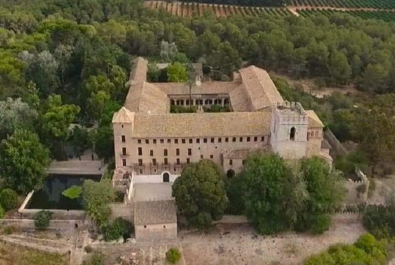 Real Monasterio de San Jerónimo de Cotalba. Tiene un Claustro Mudéjar, una pieza única de la arquitectura valenciana, caracterizada por su traza gótica con decoración de ladrillo y azulejería.