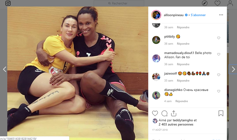 Allison Pineau (à droite) avec ses chaussettes BV Sport - Photo Instagram