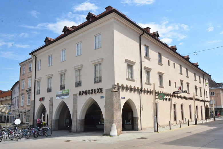 Die Apotheke "Zur Mariahilf" finden Sie auf dem Hauptplatz/Ecke Ungargasse in Wiener Neustadt gleich gegenüber der Bushaltestelle.