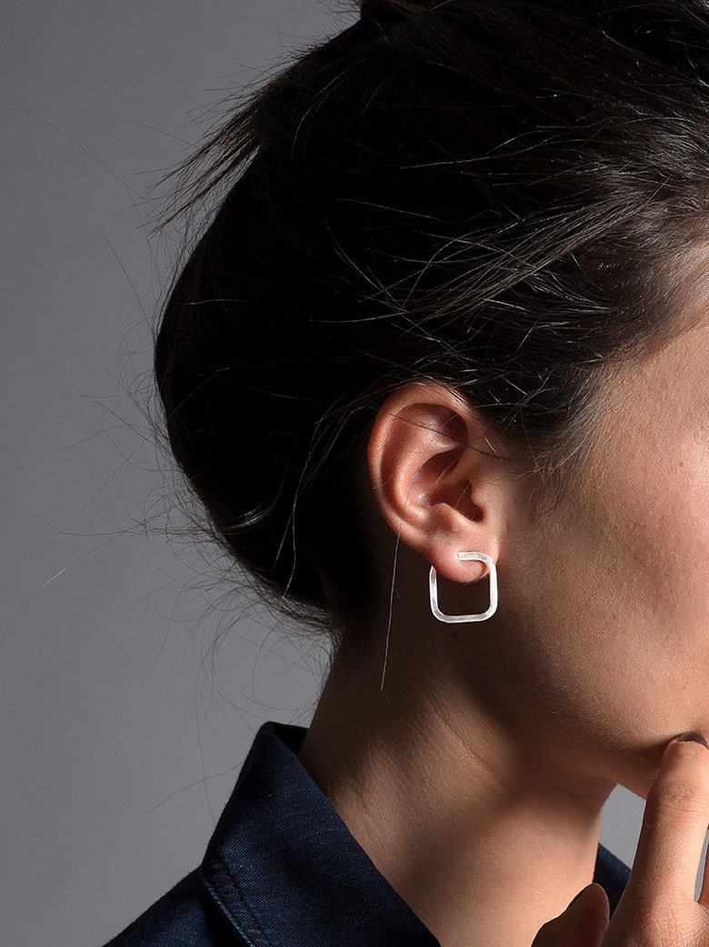 visage de femme de profil portant une boucle d'oreilles Q08 en argent recyclé