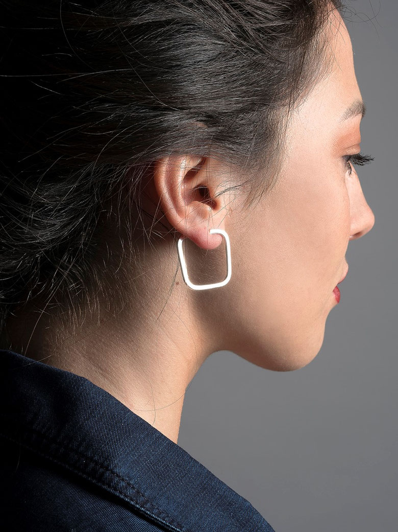 visage de femme de profil portant une boucle d'oreilles Q09 en argent recyclé