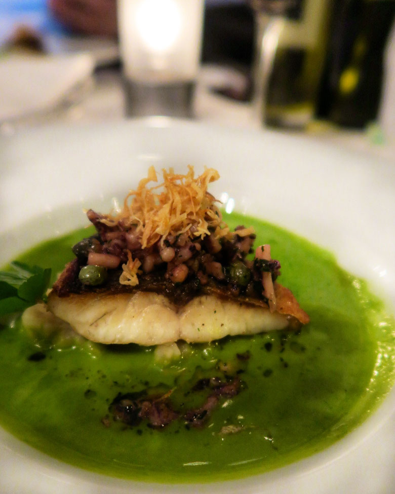 Gang 3: Filet vom Loop de mer mit Calamaretti und Kapern auf Petersilienwurzelragout und Petersiliensüppli