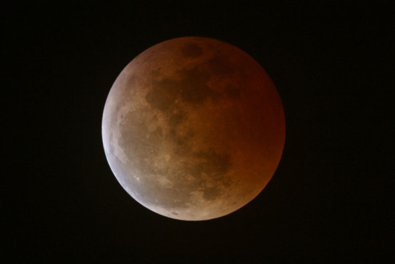 Eclipse Lunar saliendo de la totalidad, imajen tomada con Takahashi fs 102 ns F8,1 y Canon EOS 300D 1,6seg. ISO800