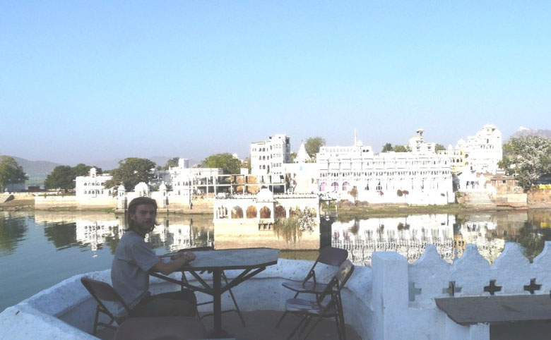 Petit-dejeuner paisible au bord des ghats d'Udaipur