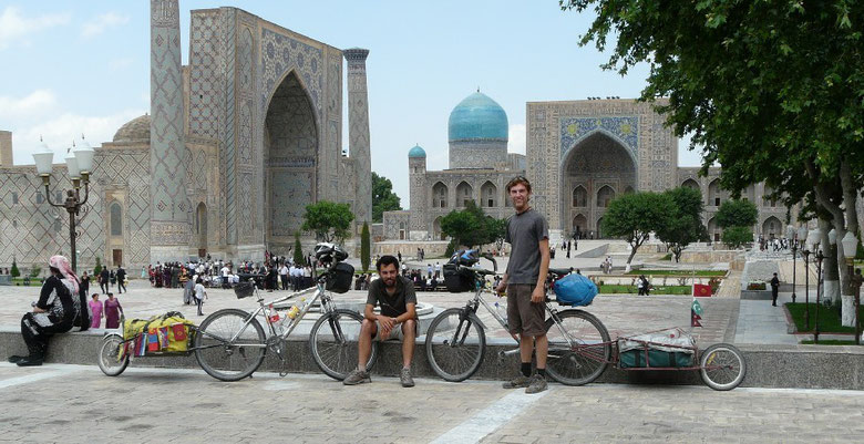 Devant le Registan de Samarcande