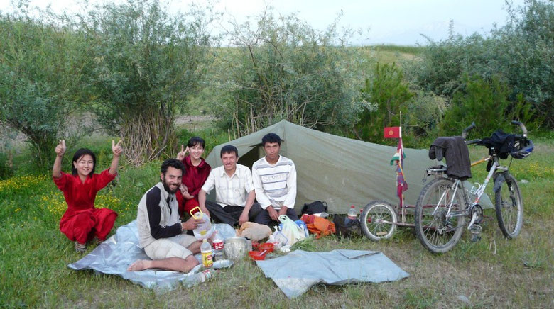 Lors du dernier camping avant d'arriver a Tashkent en compagnie de nos voisins ouzbeks