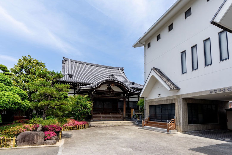 宗玖寺の本堂と会館の両方が映った写真