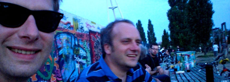 Fröhliche Menschen auf dem ehemaligen Todesstreifen