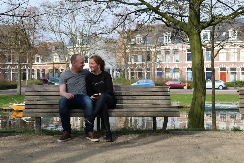 Samen met Mike op een bankje in het Kenaupark
