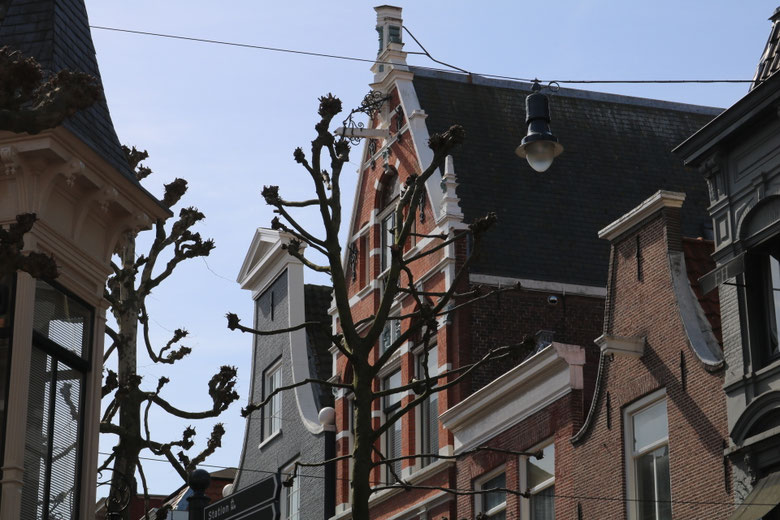 Leuke huizen in een winkelstraat