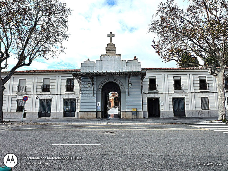 La Fachada Principal del Cementerio General no es una estructura única, sino que se refiere a las entradas principales de los cementerios, que suelen ser monumentales y servir como puerta de acceso principal.