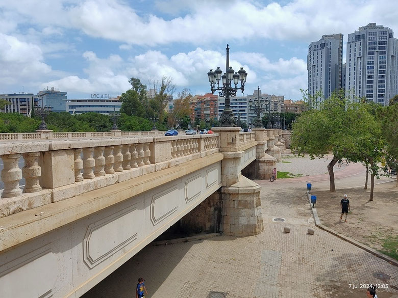 El Puente del Angel Custodio en Valencia es obra del Ingeniero Arturo Piera, une Peris y Valero con  Eduardo Boscá, de punta a punta tiene unos 150 metros. Antes de su ampliación tenía 15 metros de ancho.