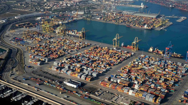 Miles de contenedores en el puerto de València visto desde el aire.