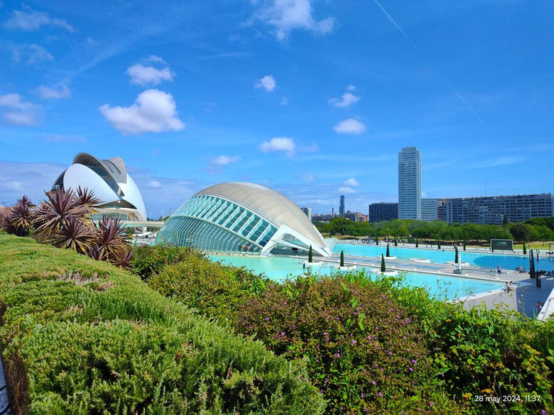 La Ciudad de les Artes y las Ciencias de Valencia es un conjunto único dedicado a la divulgación científica y cultura.
