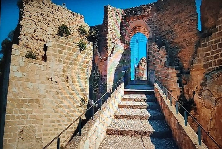 El Castillo de Montesa, situado en la provincia de Valencia, fue el centro neurálgico de la Orden de Montesa, la única orden militar exclusivamente valenciana. Declarado Monumento Nacional en 1926.