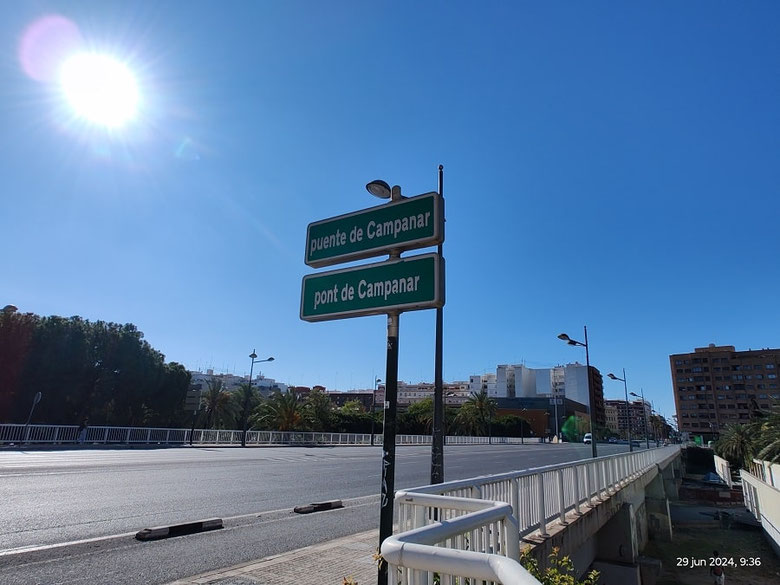 El puente de Campanar fue construido entre 1932 y 1937, une dos Avenidas, la de Pérez Galdós y la de la Avenida del Maestro Rodrigo. El puente se construyó para unir la ciudad de Valencia con la pedanía o poblado de Campanar.