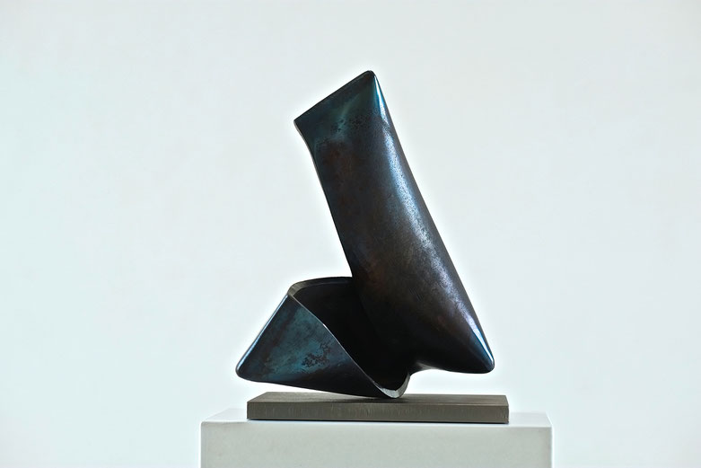 "Haptikon 02-2016", Stahl auf Plinthe, blau angelassen, 40,5 x 39,5 x 21 cm