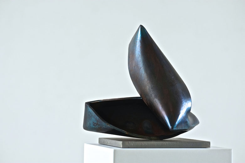 "Haptikon 02-2016", Stahl auf Plinthe, blau angelassen, 40,5 x 39,5 x 21 cm
