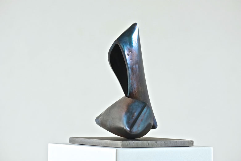 "Haptikon 02-2016", Stahl auf Plinthe, blau angelassen, 40,5 x 39,5 x 21 cm