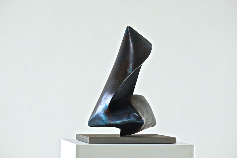 "Haptikon 02-2016", Stahl auf Plinthe, blau angelassen, 40,5 x 39,5 x 21 cm