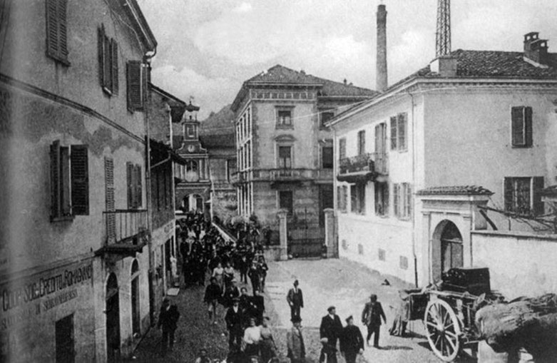 Foto storica anni 1920/1930. Ore 12, uscita del personale dalla cartiera.