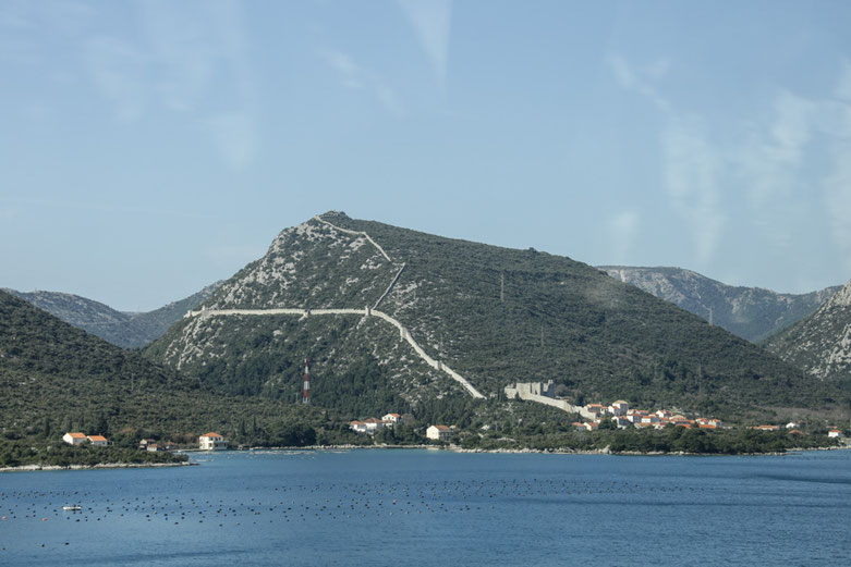 Nördlich von Dubrovnik liegt an einer Bucht der Ort Mali Ston, der für seine Miesmuschel- und Austernzucht bekannt ist. Die Festung Koruna hat die längste Wehrmauer Europa und schützte die Salinen von Veliki Ston.