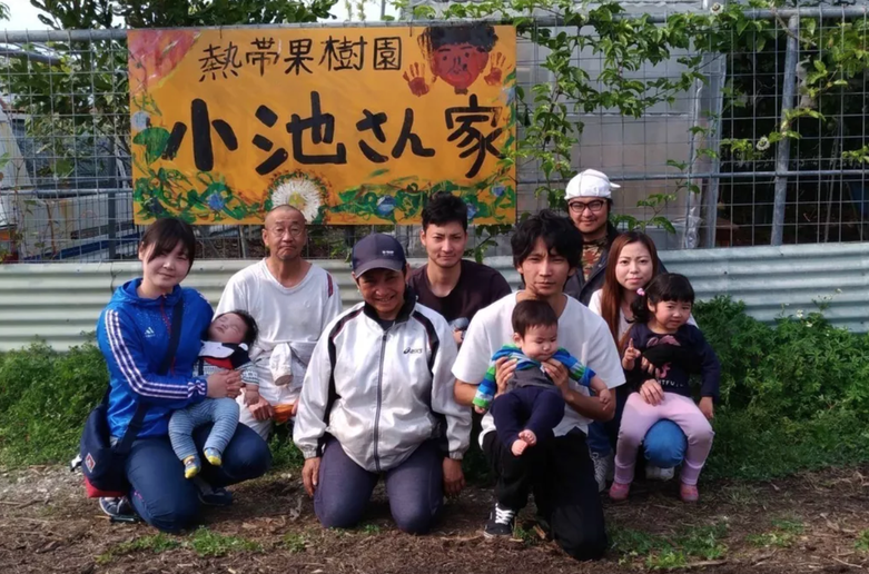 ▲小池さん一家。後列の一番左がお父さん、一番右が次男の柾（まさき）さん。前列の真ん中がお母さん。