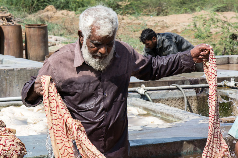 Bassin de nettoyage des tissus ajrak, une des étapes dans la fabrication de ces tissus (Bhuj - Gujarat).