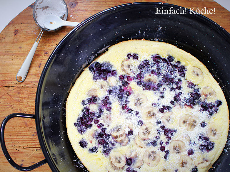 Dutch Baby mit Blaubeeren und Bananen oder einfach Ofenpfannkuchen