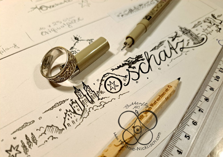 Grafikmotiv als Auftragsarbeit für Schmuck. Hier Oschatz - Ring Motiv mit Silhuette, Rathaus, Brunnen, Sternen und Wappen als Schwarz-weiß Zeichnung