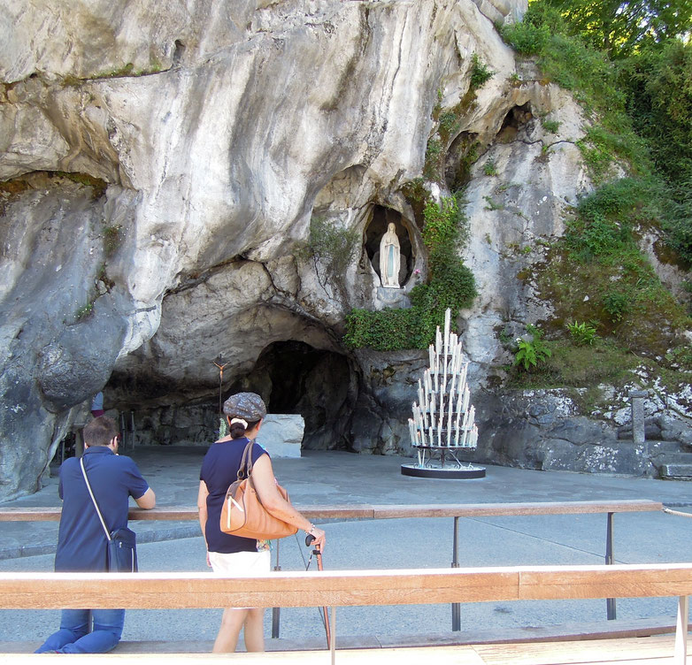 Die Grotte der Erscheinungen mit der Marienstatue von Joseph-Hugues Fabisch. Foto: C. Schumann