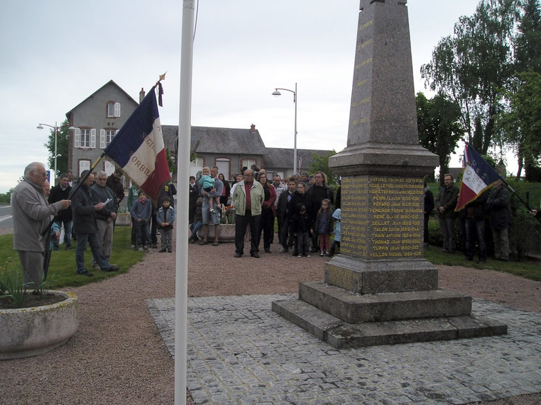 Cérémonie commémorative du 8 Mai au monument aux morts avec la participation de la Fanfare de la Besbre