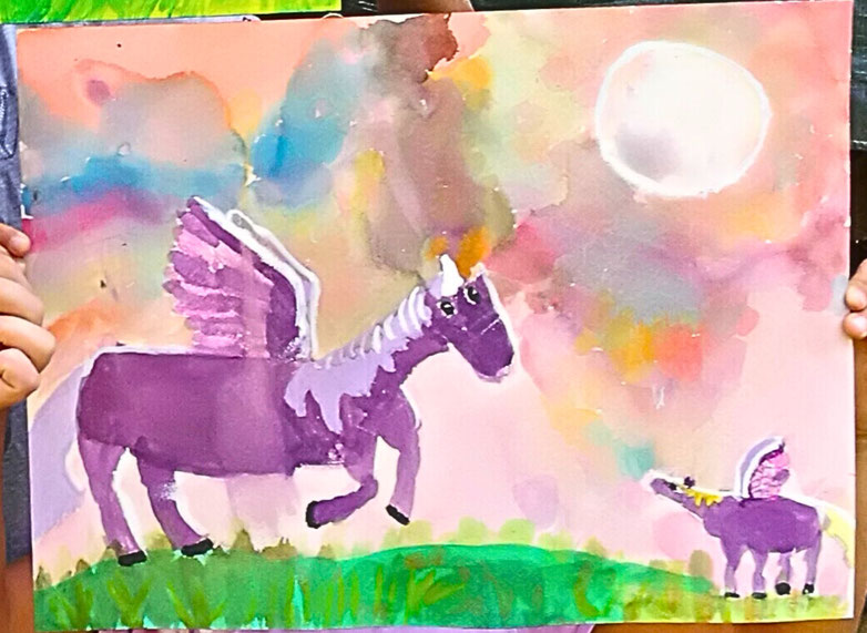 Das bunte Gemälde wurde von einer Sechsjährigen in meinem Malkurs gemalt. Es zeigt zwei lilane Einhörner - Mutter und Kind vor einem bunten Himmel mit rundem Mond. Kind 
