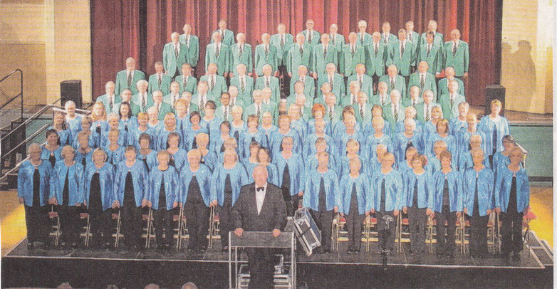 Eine beeindruckende Chorgemeinschaft: "Male Voice Choir" und „Ladies Choir" aus Hartlepool. Im Mai laden sie zu einem kostenlosen Konzert in die Hückelhovener Aula ein. Foto: Stefan Jennessen
