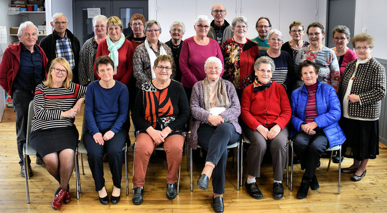 Photo de classe des dix sept participants à cet après-midi dictée et calcul mental à la salle des associations.