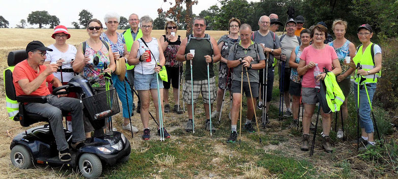 Pause bien méritée pour les vingt deux participants sur la route de Mondron